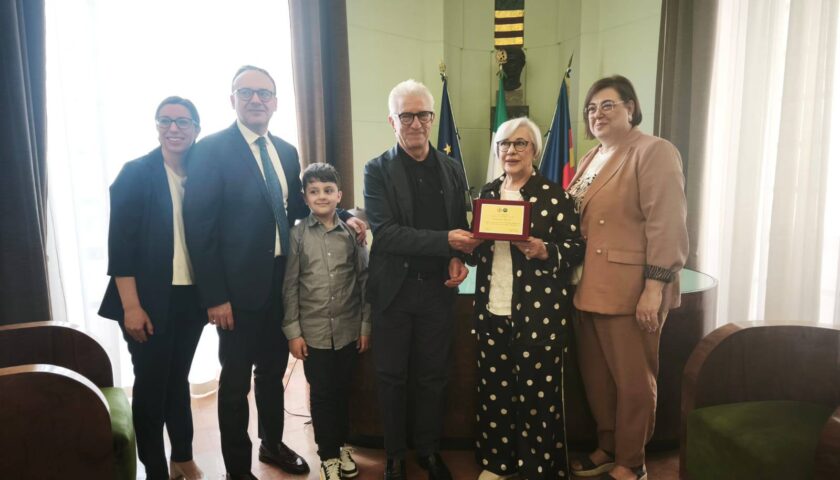 Salerno, premiata dal sindaco la dedizione al lavoro e l’alta sapienza artigianale della famiglia Mazza della pasticceria Romolo