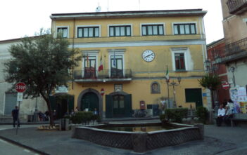 Siano, il sindaco revoca le deleghe al suo vice Fiordaliso Leone