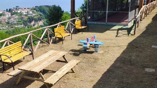 Scala, installata panchina rossa nell’area del campo di bocce