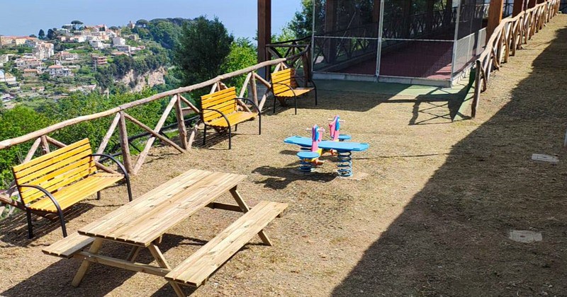 Scala, installata panchina rossa nell’area del campo di bocce