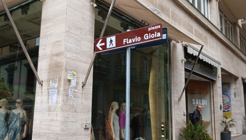 Salerno,segnaletica per indicare piazza Flavio Gioia dopo sollecito dei commercianti