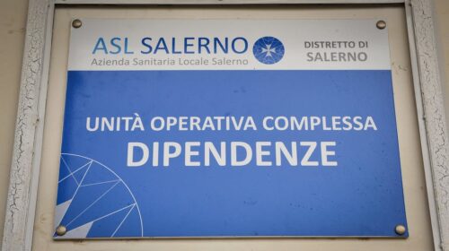 Salerno, aggressione agli operatori del Serd e pugni contro il vetro: interviene la polizia, condanna dell’Asl
