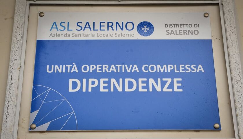 Salerno, aggressione agli operatori del Serd e pugni contro il vetro: interviene la polizia, condanna dell’Asl