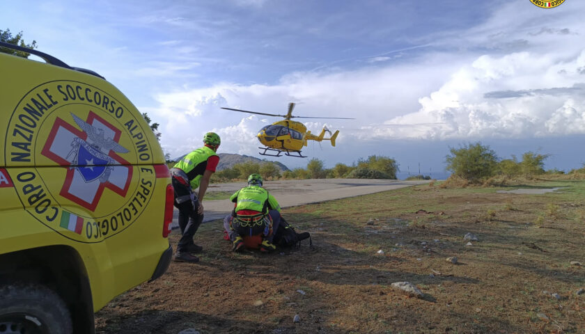 Precipita dopo una scivolata sul Sentiero degli Dei: salvato dal soccorso Alpino