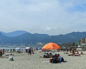 Spiagge sporche a Salerno, il chiarimento di Arturo Iannelli: “Tante persone non hanno smaltito correttamente i propri rifiuti”