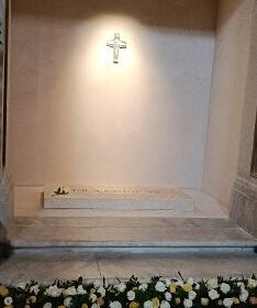 ANTONIO RESCIGNO DEL GRUPPO “RADICI” DI BRACIGLIANO IN PELLEGRINAGGIO SULLA TOMBA DI PAPA FRANCESC