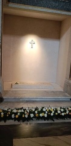 ANTONIO RESCIGNO DEL GRUPPO “RADICI” DI BRACIGLIANO IN PELLEGRINAGGIO SULLA TOMBA DI PAPA FRANCESC