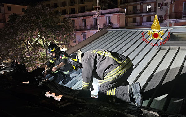 Salerno: paura per incendio in un sottotetto sul Lungomare Colombo