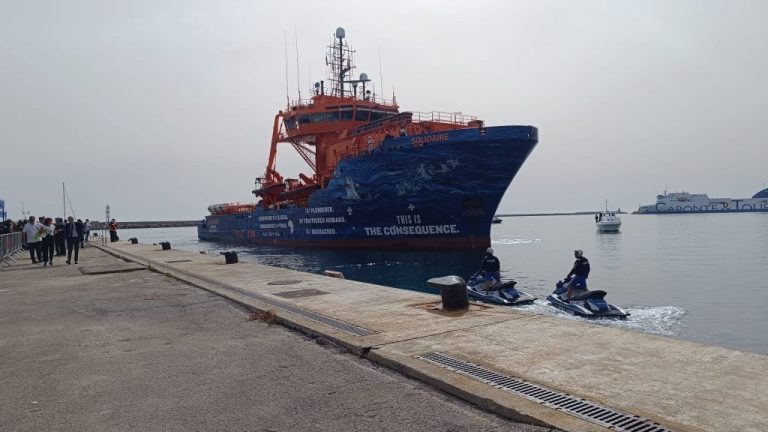 Salerno, sbarcati 252 migranti di cui 98 minorenni