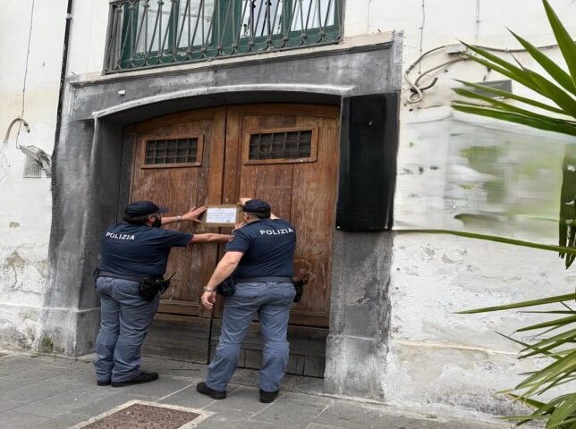 Salerno, somministrati alcol ai minori in bar del centro: chiusura per 15 giorni