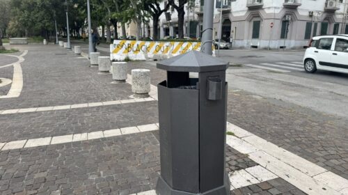 Salerno, riverniciati di pittura speciale 50 cestini dei rifiuti sul Lungomare
