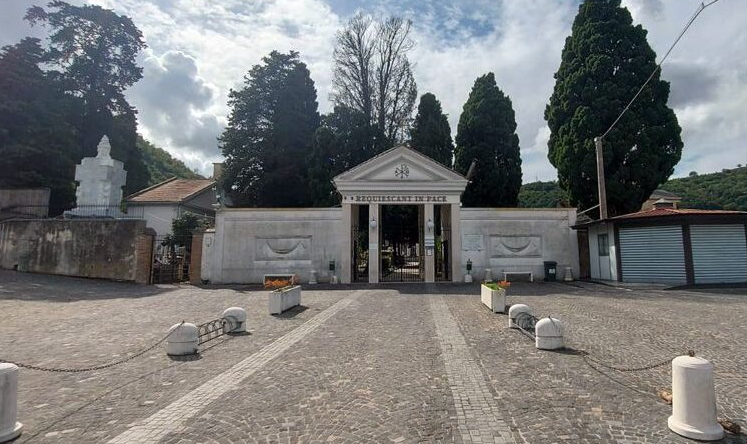 Roccapiemonte, rubato busto di bronzo nel cimitero