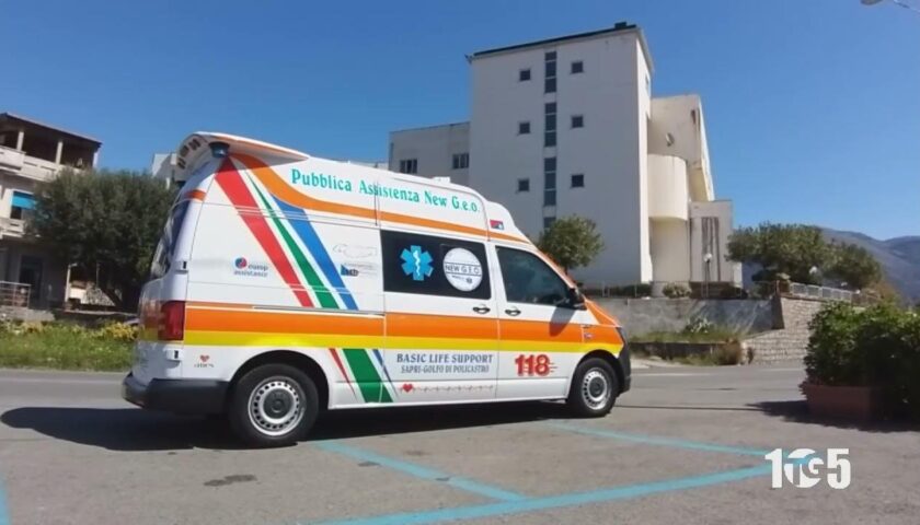 Sapri, giovane ferito in un supermercato mentre lavorava carne