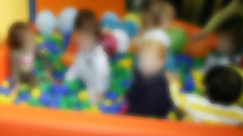 Botte, minacce e offese ai bambini: interdetta maestra