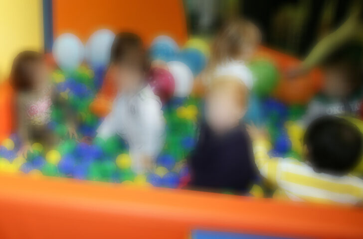 Botte, minacce e offese ai bambini: interdetta maestra