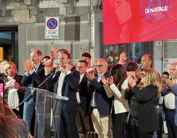 Piero De Luca in piazza a Paola per sostenere la candidatura a sindaco di Di Natale: “Noi alternativa alla destra disastrosa”