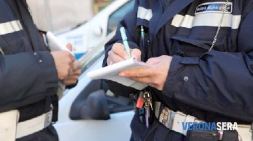 Addetti in Comune a Eboli, carro funebre con bara e salma sullo spazio delle forze dell’ordine: multato