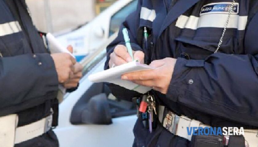 Addetti in Comune a Eboli, carro funebre con bara e salma sullo spazio delle forze dell’ordine: multato
