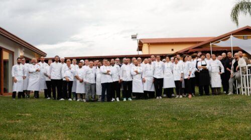 “Pomo d’Oro – Premio all’Eccellenza” 2025 alla prof. Annamaria Colao, agli chef stellati Maicol Izzo e Giuseppe Aversa, alla Fondazione Sostenitori Ospedale Santobono e a Salerno Letteratura