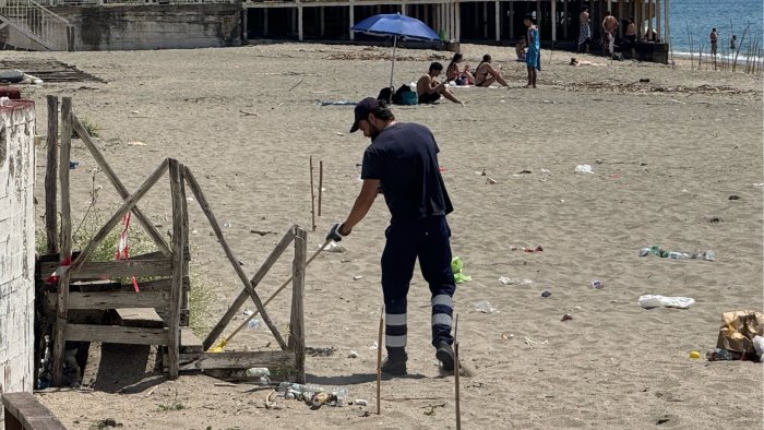Spiagge sporche in città: Salerno Pulita interviene sui litorali
