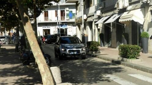 Salerno,  aggredito in strada a Torrione mentre passeggia con la moglie