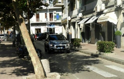 Salerno,  aggredito in strada a Torrione mentre passeggia con la moglie