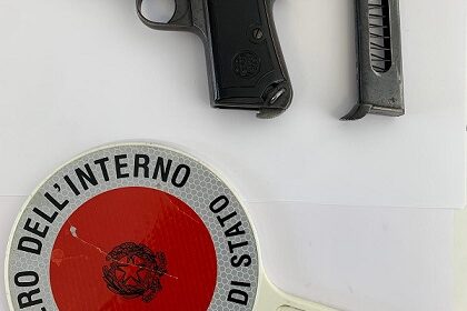 Sarno, nasconde pistola rubata a Potenza in azienda: arrestato un impenditore 33enne