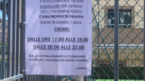 Scavalcano recinto per giocare a pallone a Sam Demetrio, il parroco: “Chiedete le chiavi”