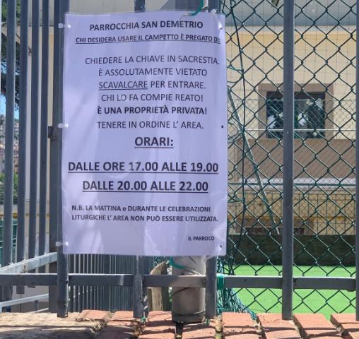 Scavalcano recinto per giocare a pallone a Sam Demetrio, il parroco: “Chiedete le chiavi”