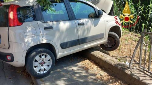 Salerno, auto contro albero e ringhiera: donna ferita