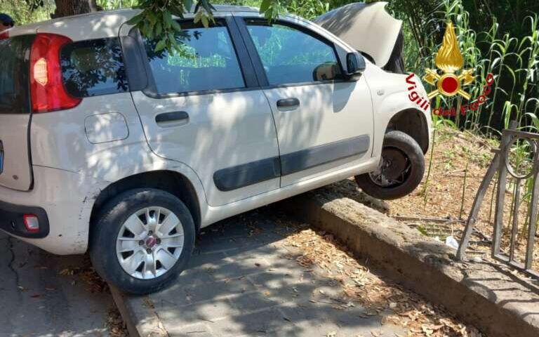 Salerno, auto contro albero e ringhiera: donna ferita