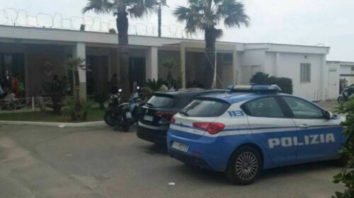 Accoltellato e ucciso al mare, muore 18enne: arrestato l’omicida