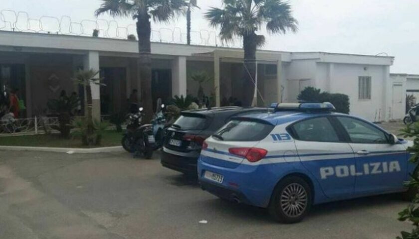 Accoltellato e ucciso al mare, muore 18enne: arrestato l’omicida