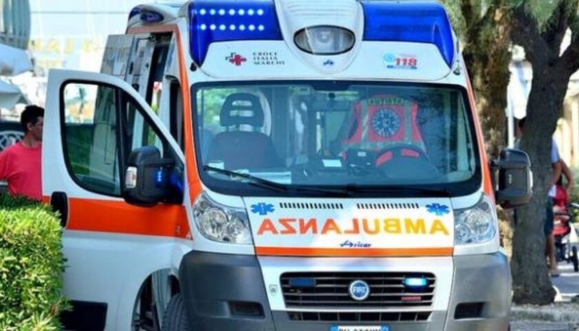 Salerno, si ribella a una rapina: 15enne colpito con una pietra mentre si reca in spiaggia a Torrione