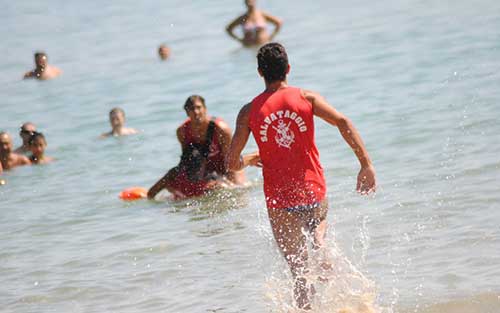 Capaccio/Paestum: 44enne rischia di annegare, salvato da 3 bagnini del lido Nettuno