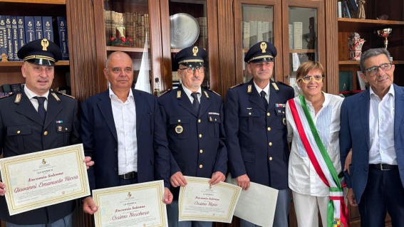 Battipaglia, arrestarono pericoloso criminale: benemerenze a 5 agenti della Polizia