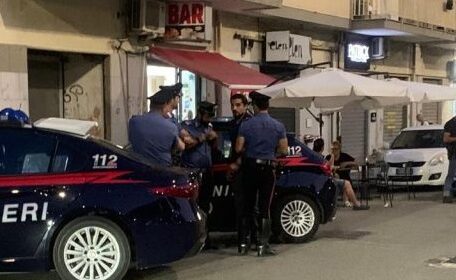 Salerno, sparatoria in un bar a Torrione: 47enne ferito da due colpi di pistola. Indagini a tutto campo