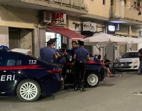 Salerno, sparatoria in un bar a Torrione: 47enne ferito da due colpi di pistola. Indagini a tutto campo