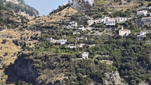 Conca dei Marini, incendio in un’area incolta: paura per le abitazioni