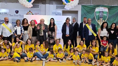 Spalti gremiti a San Rufo, applausi ed emozioni per i 447 bambini dei nidi del Consorzio Sociale