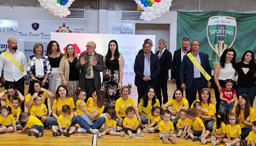 Spalti gremiti a San Rufo, applausi ed emozioni per i 447 bambini dei nidi del Consorzio Sociale