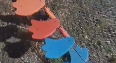Piazza Libertà: giostrine distrutte e pericoli per i bambini