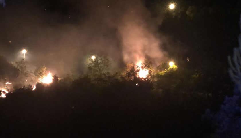 Salerno, chiusa strada da Castello Arechi a Croce causa incendio: presidio notturno della polizia municipale