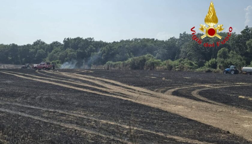 Incendio a Persano, fiamme lambiscono il comprensorio militare