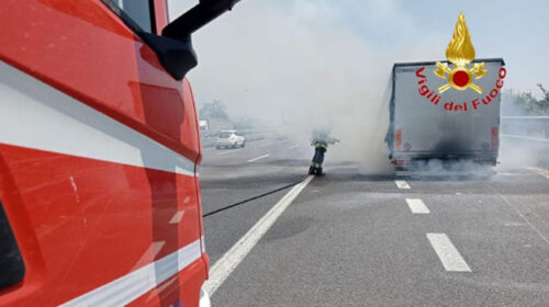 Camion in fiamme, paura sull’A2 a Pontecagnano