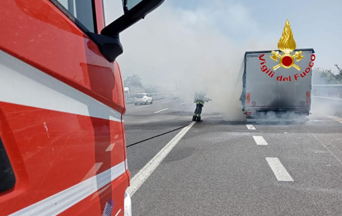 Camion in fiamme, paura sull’A2 a Pontecagnano