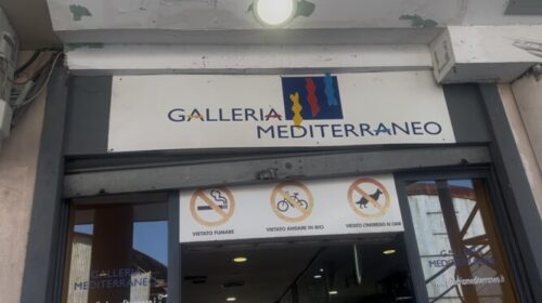 Salerno, ladro in Galleria Mediterraneo: bottino di mille euro
