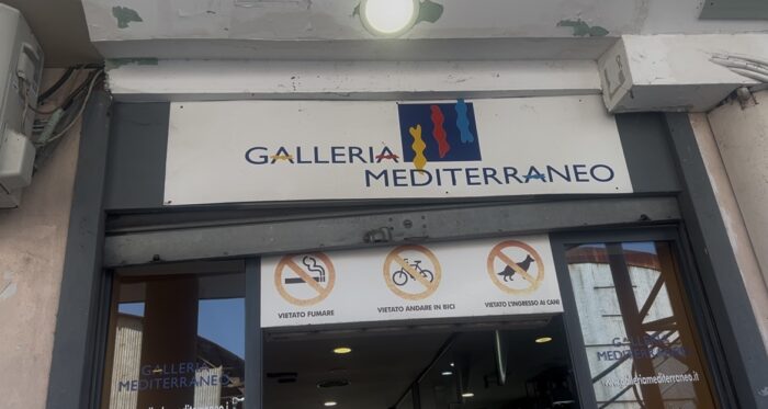 Salerno, ladro in Galleria Mediterraneo: bottino di mille euro