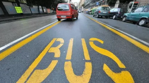 Battipaglia, la denuncia: violazioni divieto di sosta su corsie di transito autobus