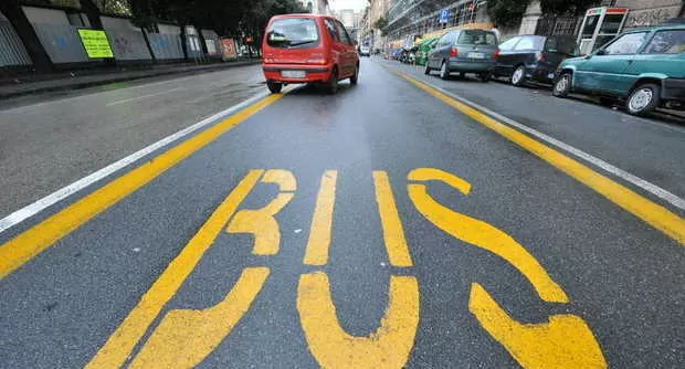 Battipaglia, la denuncia: violazioni divieto di sosta su corsie di transito autobus